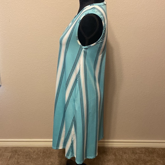 Sunday Morning Casual Dress with Pockets - Picture 3 of 9